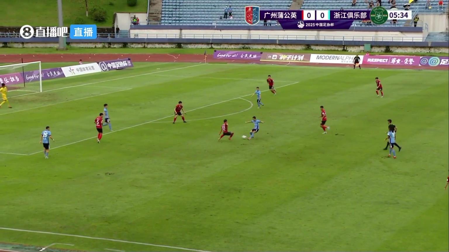 小王起身懵逼！王鈺棟禁區(qū)內(nèi)被放倒但裁判示意沒(méi)有點(diǎn)球