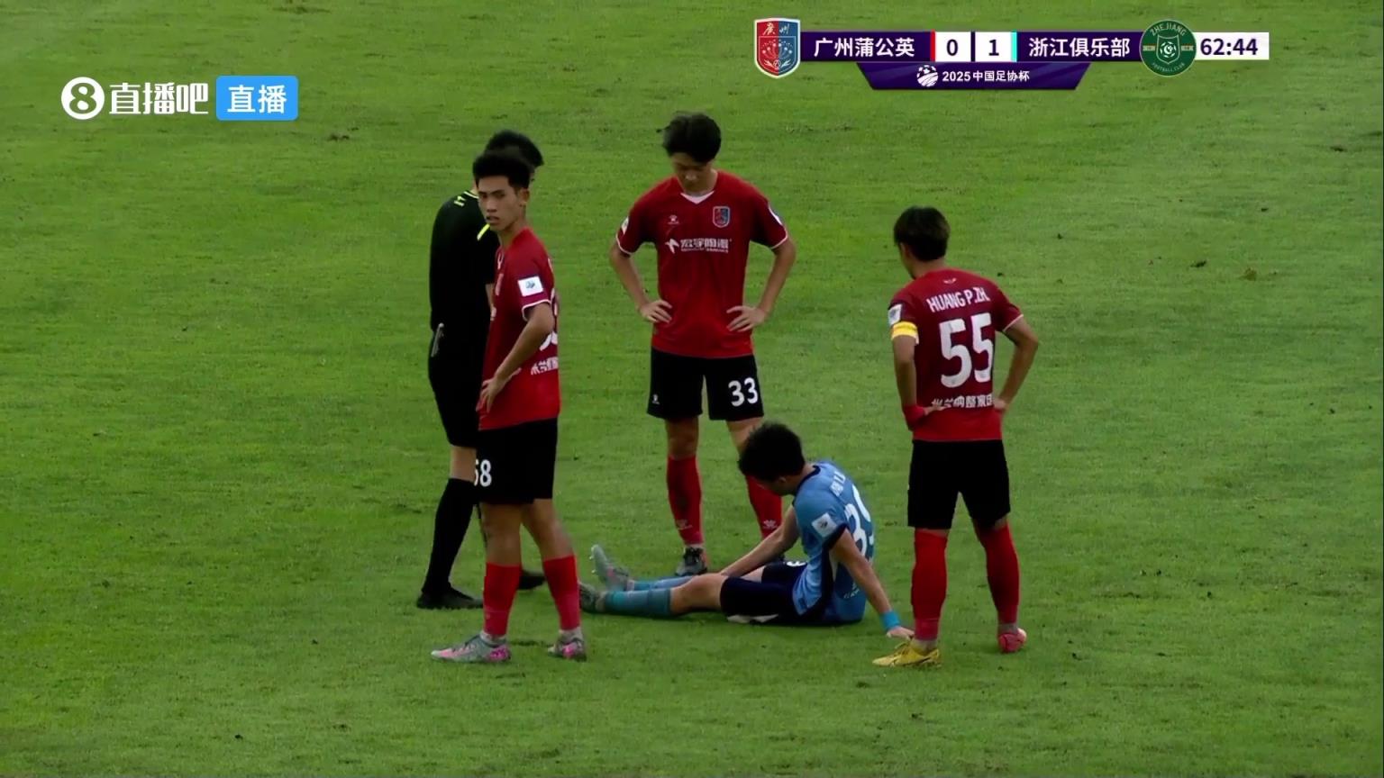 上擔(dān)架了!王鈺棟差點(diǎn)被擔(dān)架抬下去還好自己還能起身退場(chǎng)