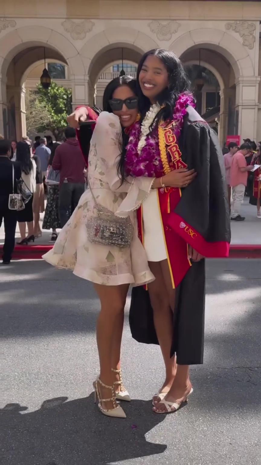 科比大女兒娜娜順利從南加大畢業(yè)，瓦妮莎開心地親了她一口