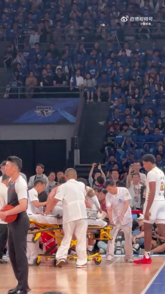 擔架都上來了?胡金秋搶籃板撞到腹部狂嘔 沒要擔架自己走下場