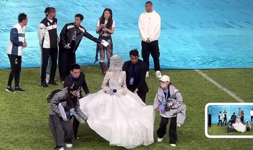 旺仔小乔现身青岛足球比赛现场，虽然从不露脸但唱歌是真好听