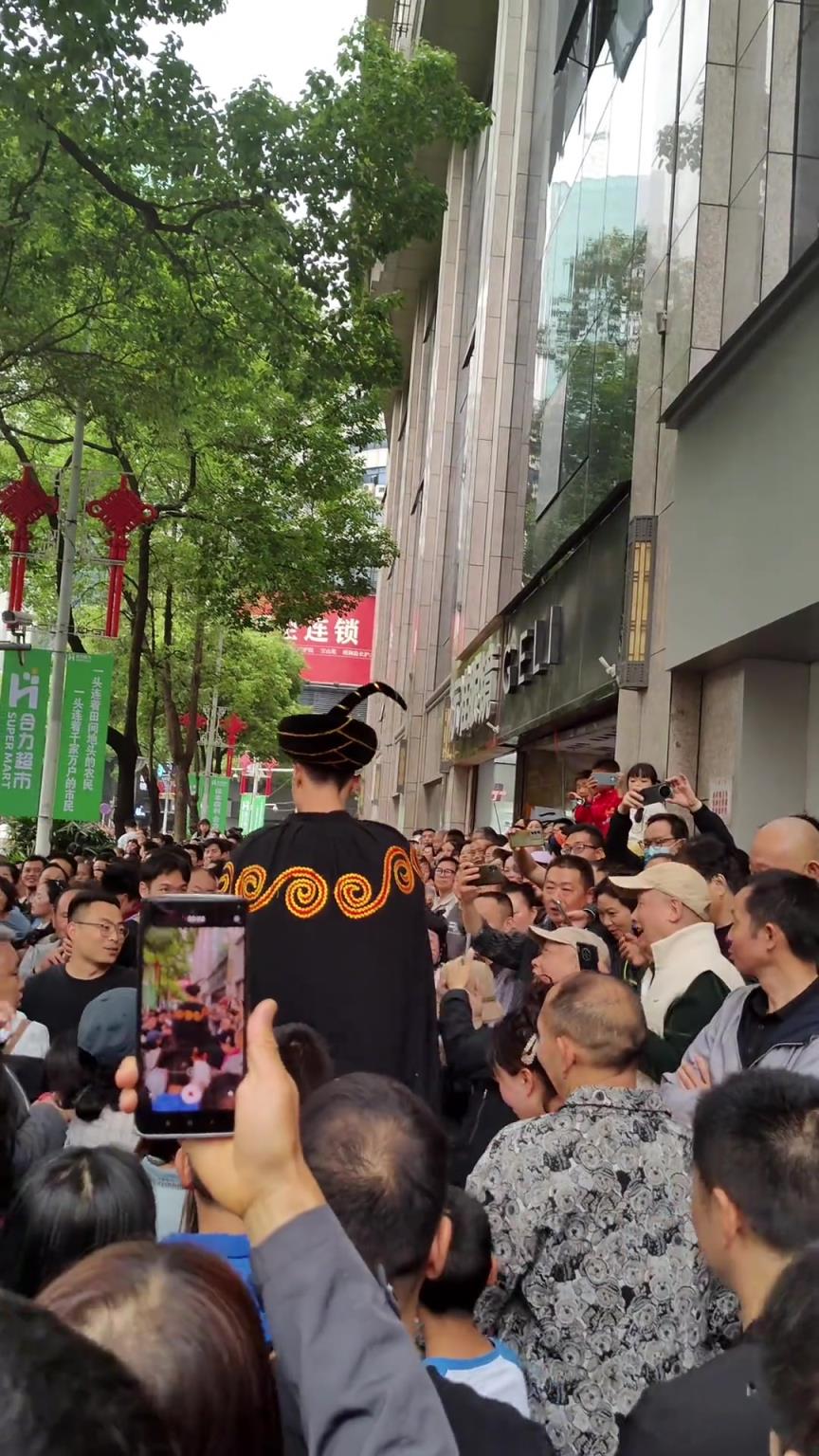 前CBA球员2米26朱传宇现身街头，把路人们全都惊呆了