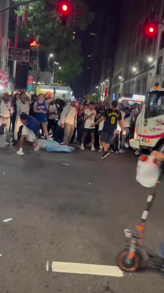 这么多人欺负一人？尼克斯球迷群殴一位步行者球迷！