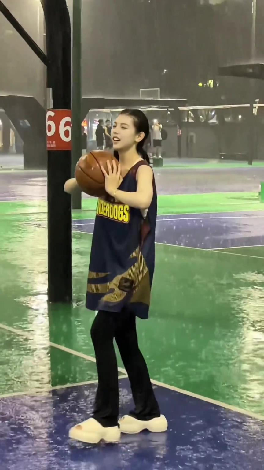 真愛啊！小伙下雨天投籃 女友冒雨為其傳球