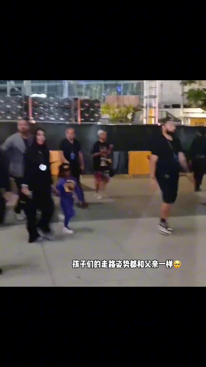 觀察仔細(xì)，發(fā)現(xiàn)孩子們的走路姿勢都和老科一樣...
