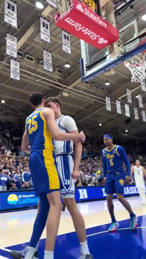 溢出屏幕的天賦!弗拉格大學時期的暴力一球!隔扣切特弟弟!