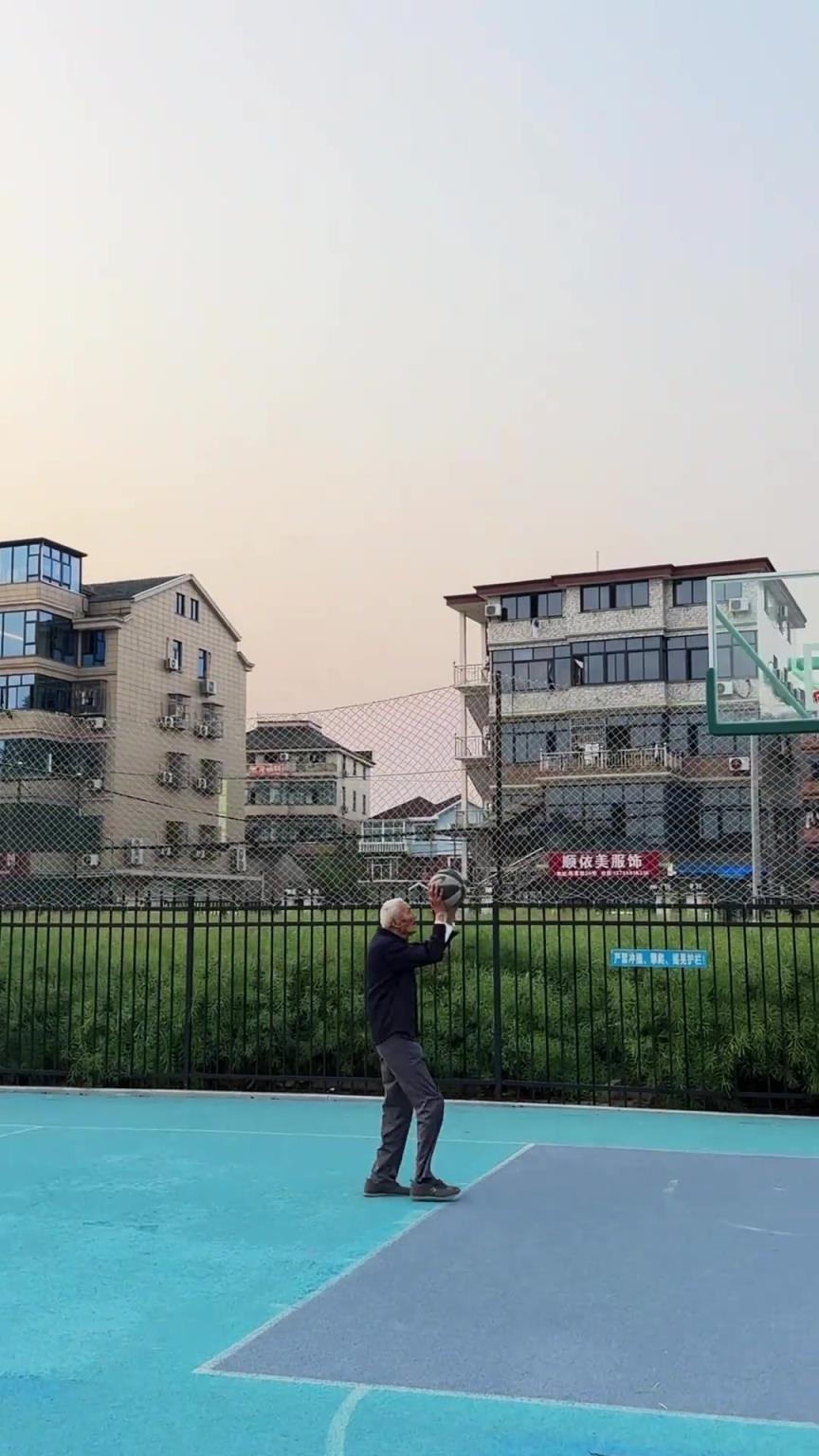 老大爺90?，心里有籃球，眼中有籃筐，可能這就是對籃球的熱愛吧