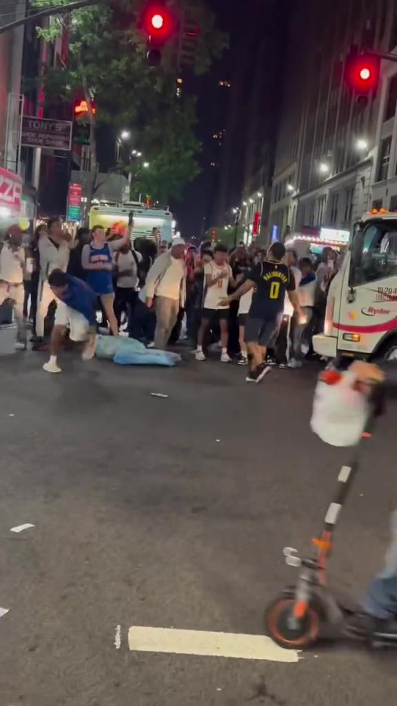 這是個狠人！在紐約穿著步行者的球衣