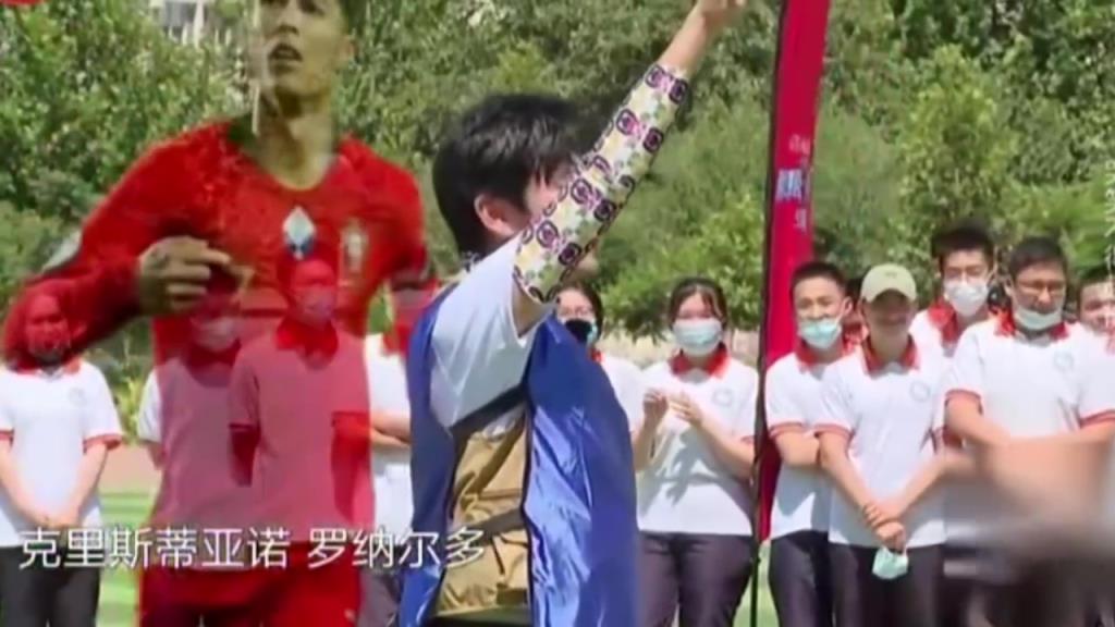 他太懂了!名場面:秦昊在節(jié)目上背C羅梅西立牌踢點球!