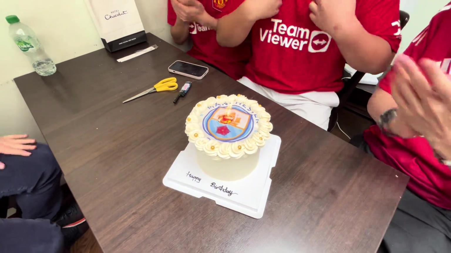 最棒的蛋糕！燃燒了自己，點(diǎn)亮了鄰居。網(wǎng)友直呼：曼聯(lián)要復(fù)興了