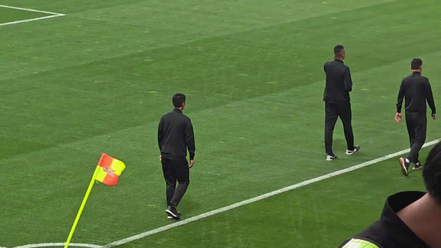 馬寧賽前檢查角旗桿時(shí)大臂一甩,沒見哪個(gè)裁判檢查時(shí)用的這種動(dòng)作