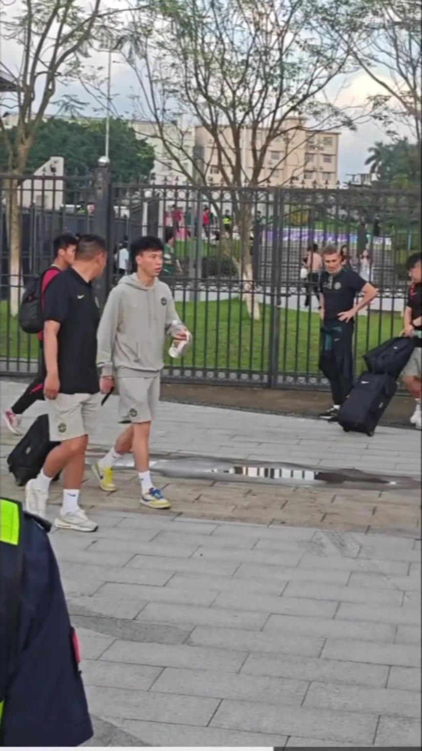 幸好！球迷賽后拍到王鈺棟坐車，看樣子應該是無大礙