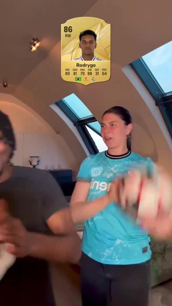 看著挺開朗?。「チ峙詈兔琅W(wǎng)紅一起玩游戲！