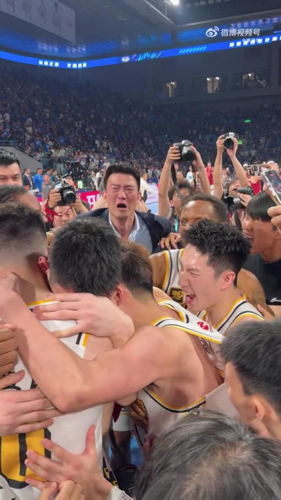怎能不動容!廣廈全隊圍住慶祝,王博指導激動抱住胡金秋&孫銘徽