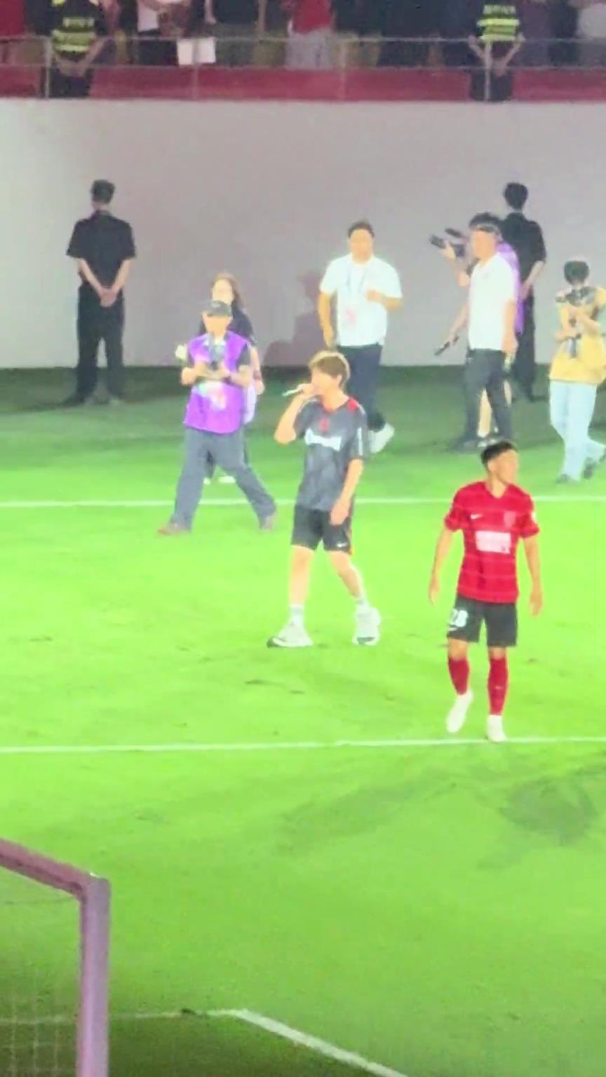 球迷:一開始羨慕蓉城球迷現場聽阿信唱歌,現在覺得好可憐