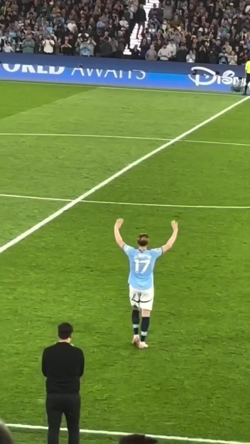 致敬傳奇!德布勞內(nèi)主場告別戰(zhàn)被換下時,全場球迷起立送上掌聲