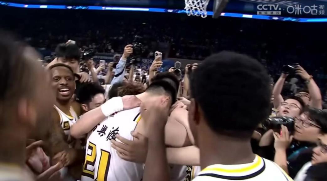 大秋你值得！胡金秋15年代表廣廈征戰CBA終奪冠賽后痛哭