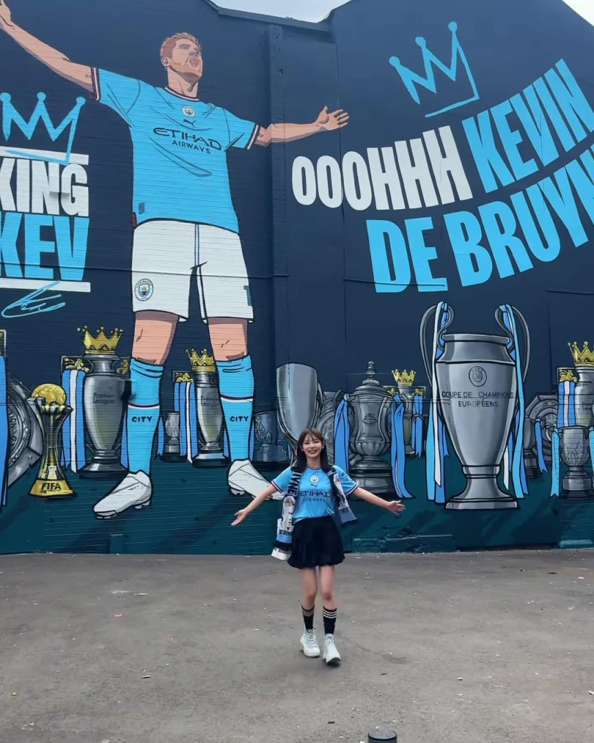 人稱(chēng)德布勞內(nèi)圈外女友!日本狂熱美女人迷打卡丁丁壁畫(huà)