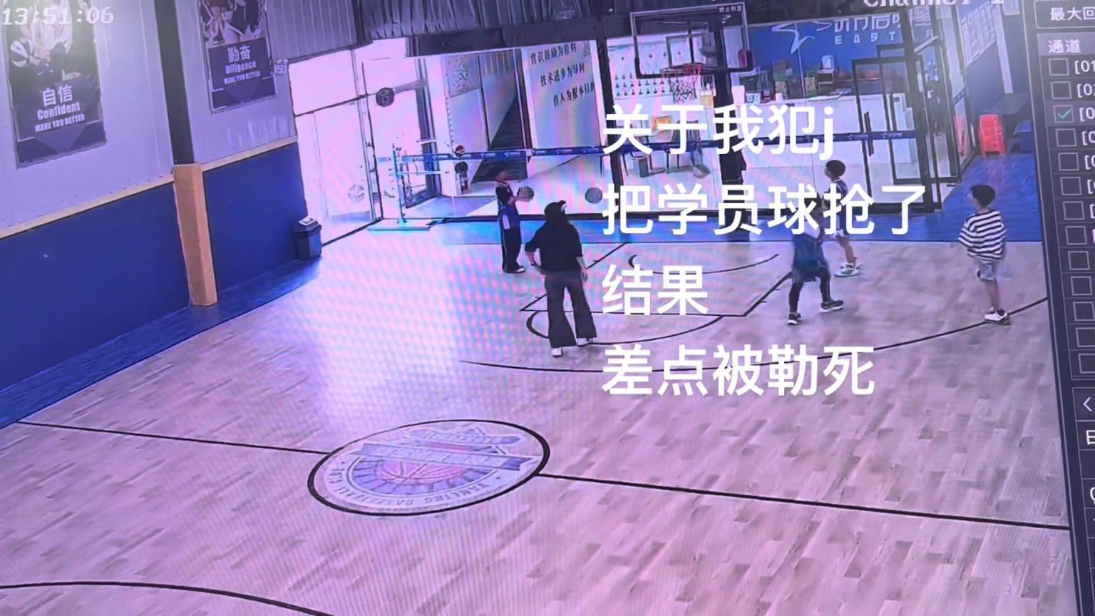 超雄？小姐姐抢小学员球被往死里锁喉