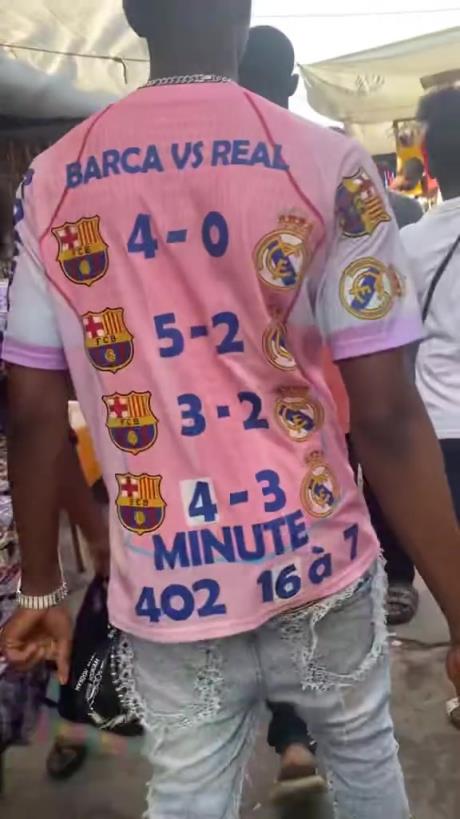 巴薩球迷穿了一件四殺皇馬的球衣四處亂逛甚至還涂了改正液