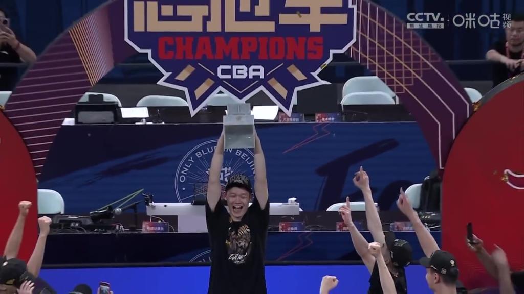 他值得!在隊(duì)友簇?fù)硐拢鹎锱跗鸸谲娭磷鸲群皯c祝!