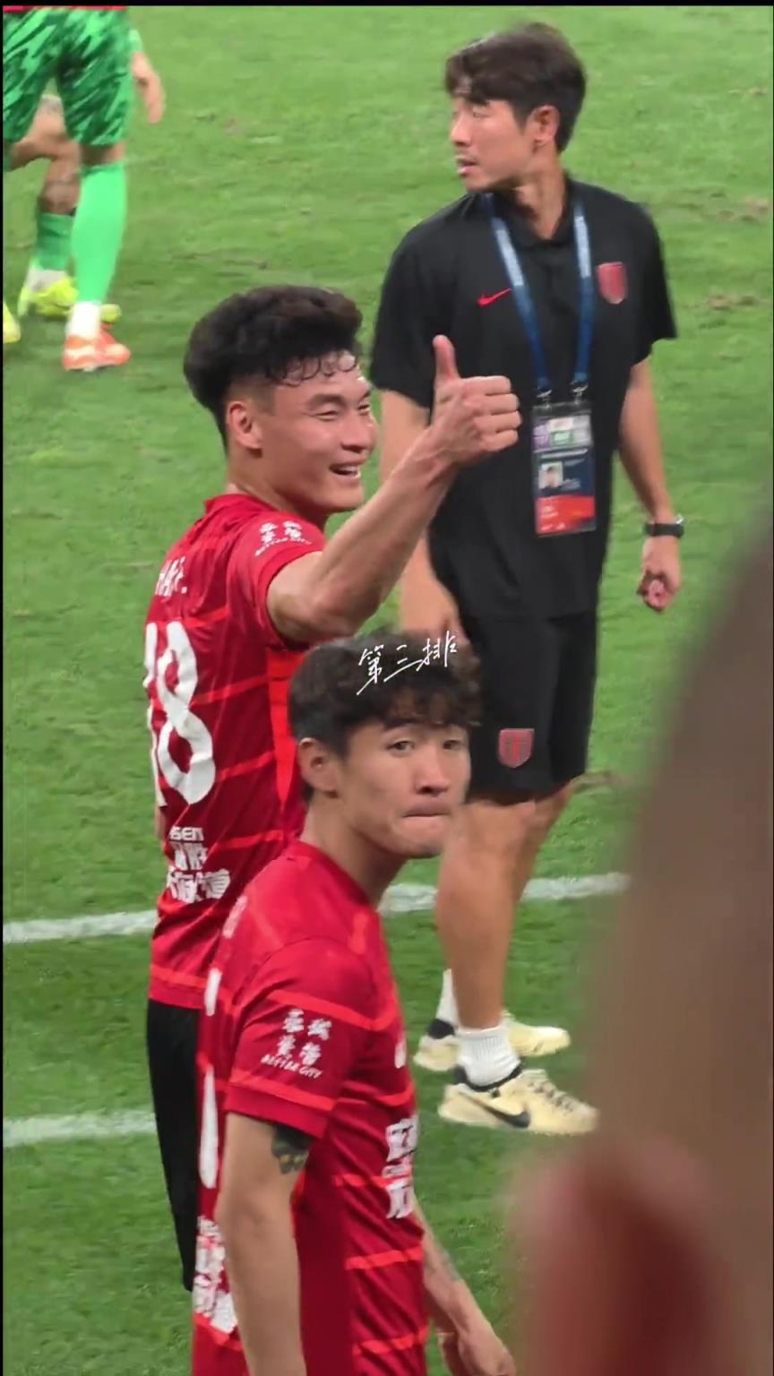 韓鵬飛被球迷罵但他還是友好回應，韋世豪在一旁蒙了