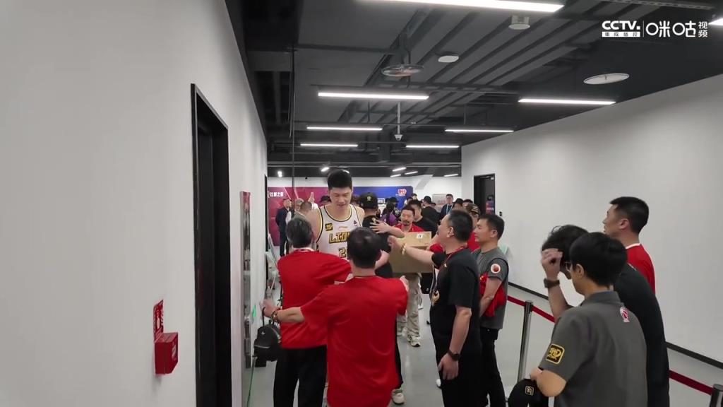 這一刻廣廈等了太久！胡金秋與老板相擁慶祝，孫銘徽也眼眶濕潤！
