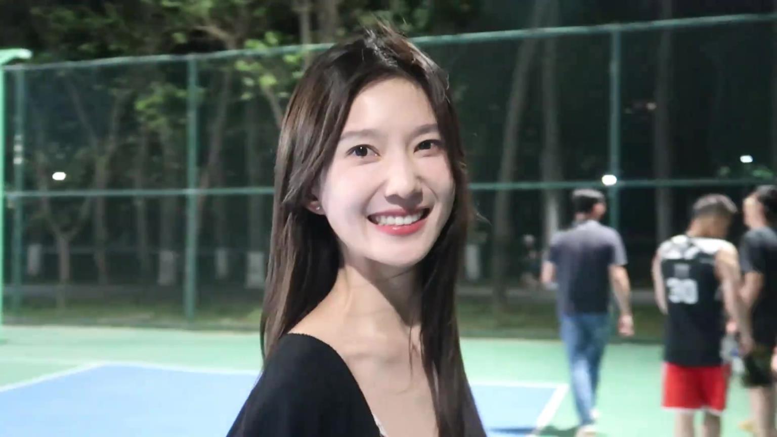 這是誰的女朋友啊!美女現身野球場 這哪還有心思打球哈~