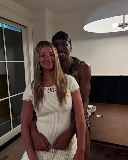 网友：亚历山大的女友和他贴这么近，裁判不吹她个犯规吗？