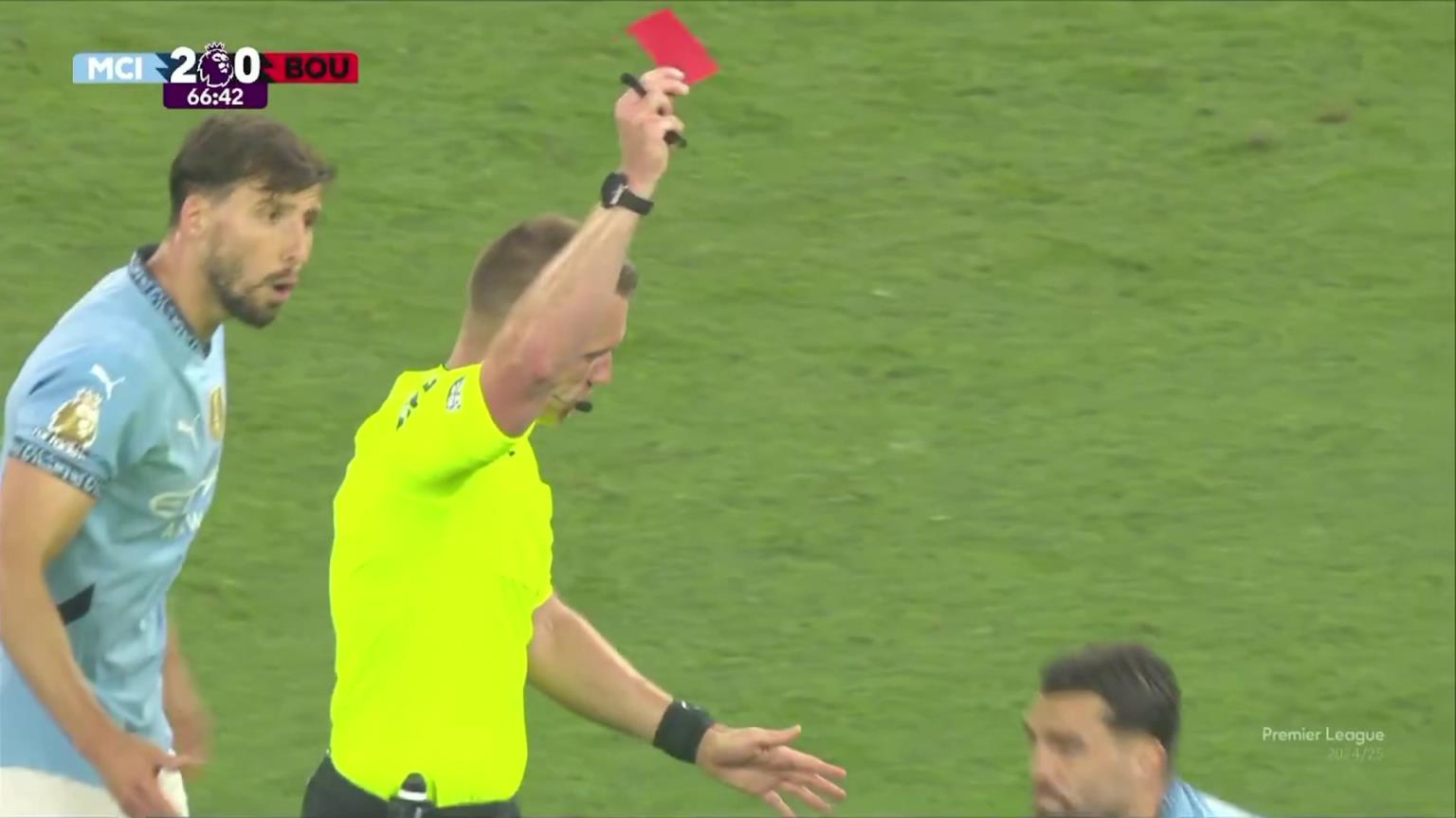 67分鐘十人作戰！科瓦西奇最后一人犯規染紅，瓜帥場邊暴怒