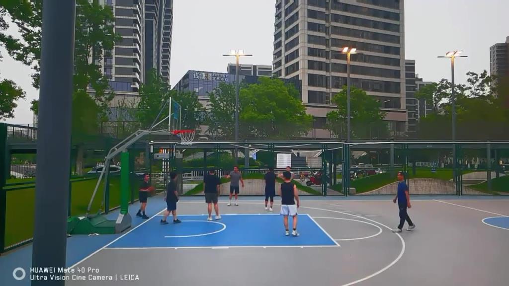 野球場(chǎng)打架帶個(gè)球怎么了?不認(rèn)識(shí)的球友也懶得去摻和!