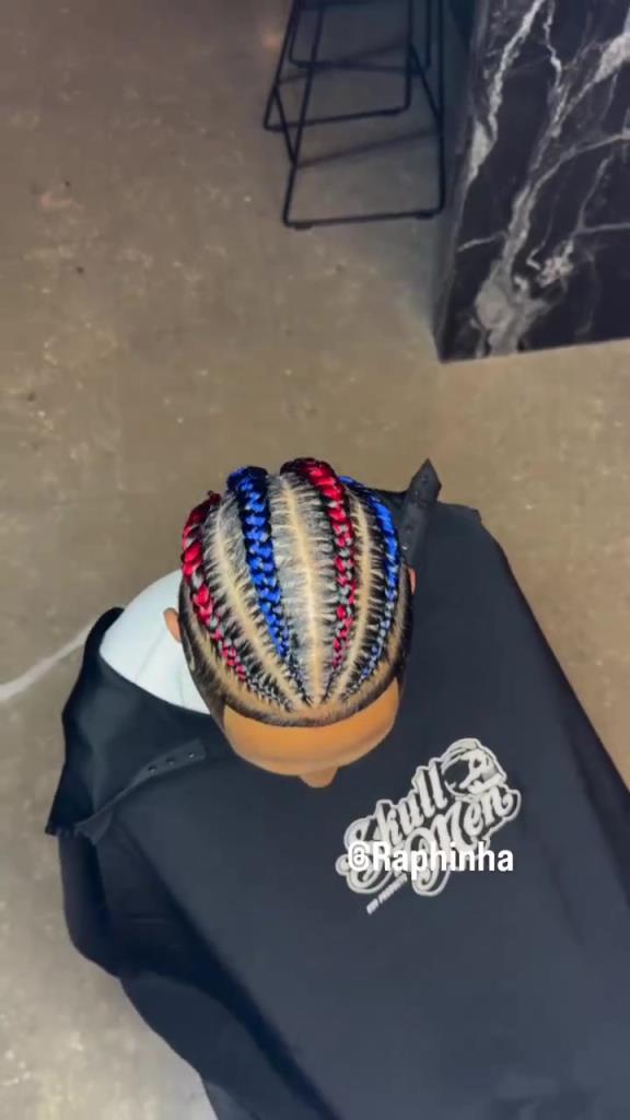 啥品味…拉菲尼亞新發型跟麻花似的,還染上了巴薩紅藍配色