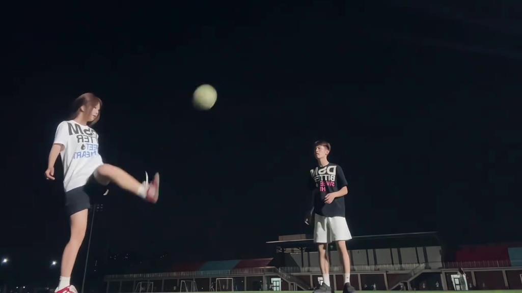 小伙子你撿到寶了，陪你一起踢球的女孩