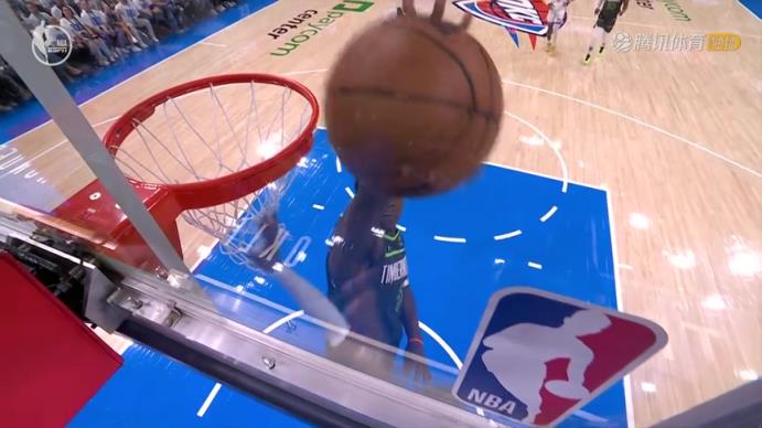 攻防一體愛德華茲急停跳投飆中,隨后殘暴釘板大帽杰倫威!