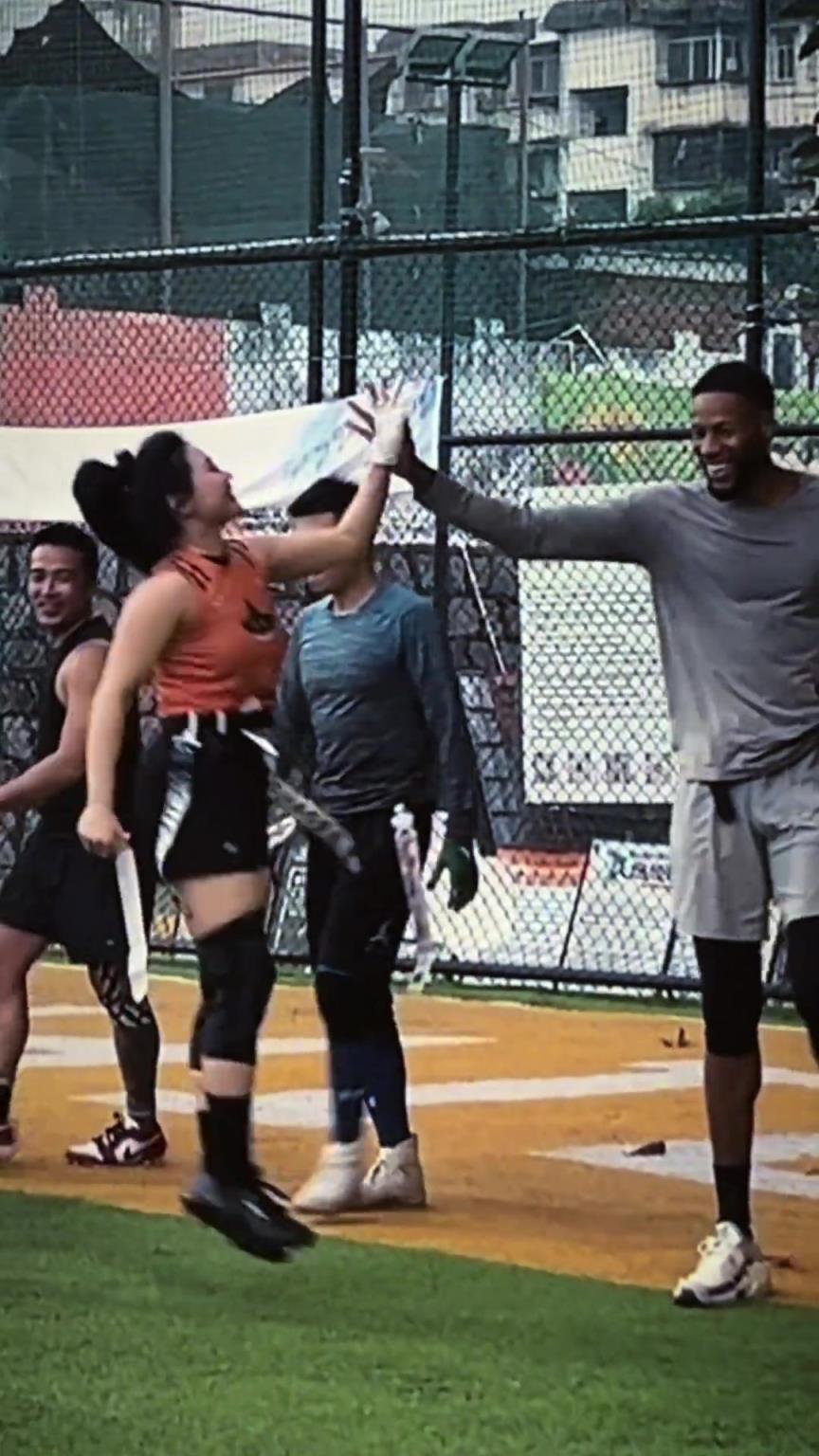 又高又能跑!CBA外援威姆斯打腰旗橄欖球 打這個很輕松啊~