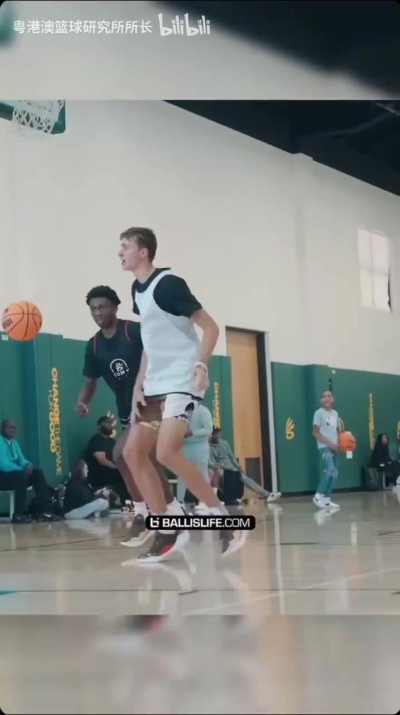 都是天賦怪啊!當25年選秀前三球員同時出現在庫里的訓練營!