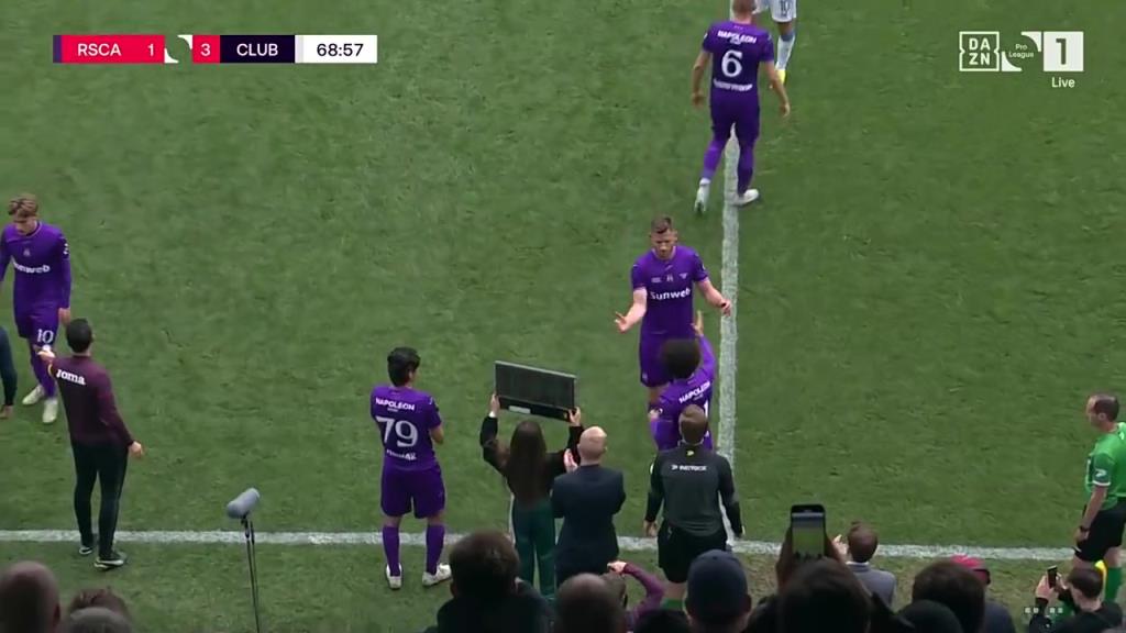 役前的最后一個主場，維爾通亨女兒為父親舉起換人牌