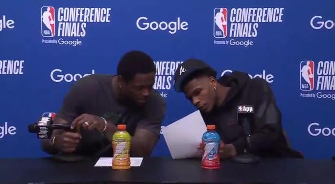 心態不錯！愛德華茲和蘭德爾賽后看數據統計，然后一起笑了