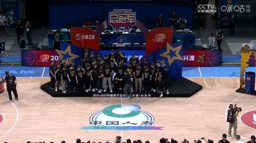 榮耀瞬間廣廈奪冠教練捧起至尊鼎慶祝!20年磨一劍終于奪冠!