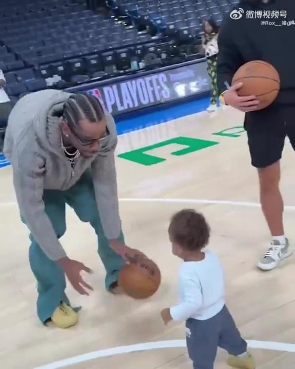 亞歷山大一歲的兒子也來到了現(xiàn)場!女友看起來也是相當賢惠的