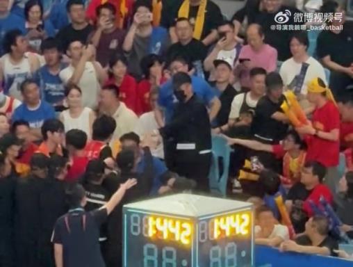 總決賽場內精彩場外也激烈！北京主場球迷沖突！大批保安制止