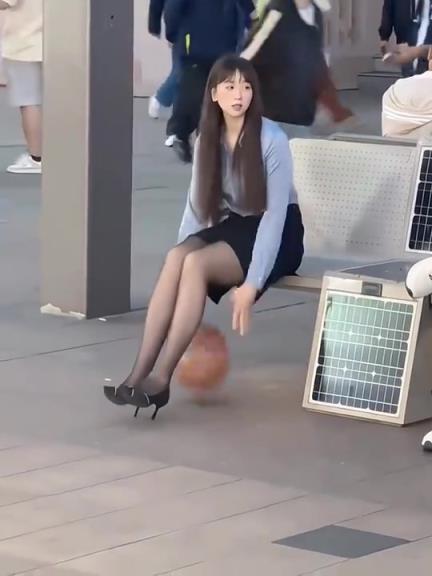 黑丝美女的胯下运球，她还真有点东西啊