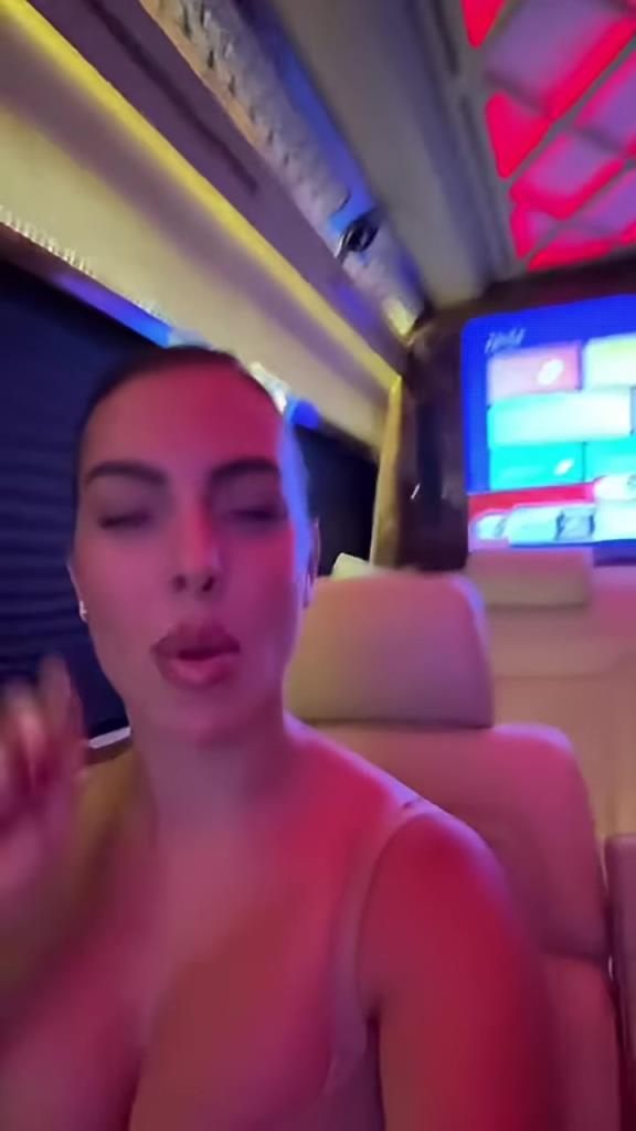 这啥魅女表情！乔治娜叽里呱啦说了一堆…这身材确实是有料啊