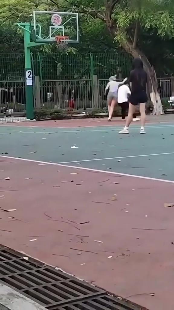小伙一輩子都沒(méi)今天這么愛(ài)背打