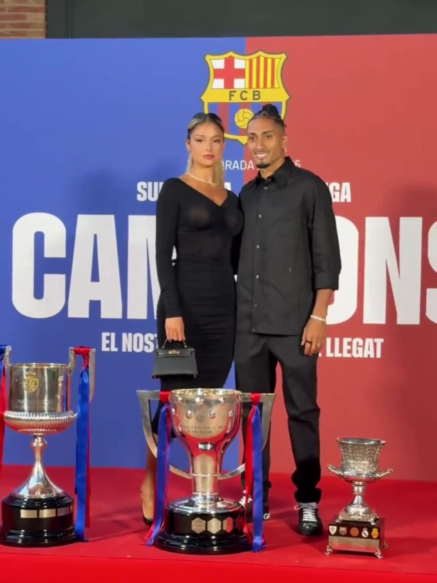 拉菲尼亞還要墊著腳和女友合影男人果然對身高是有執著的