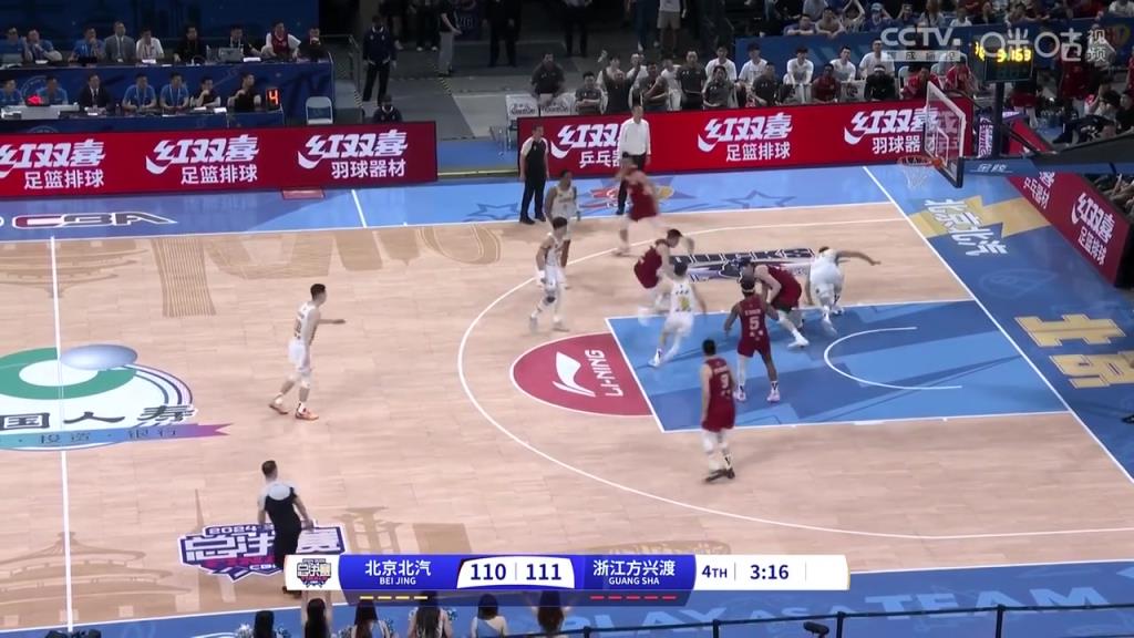 真是拼盡全力了!周琦末節(jié)跪地保護(hù)關(guān)鍵籃板,可惜翟曉川反擊不中