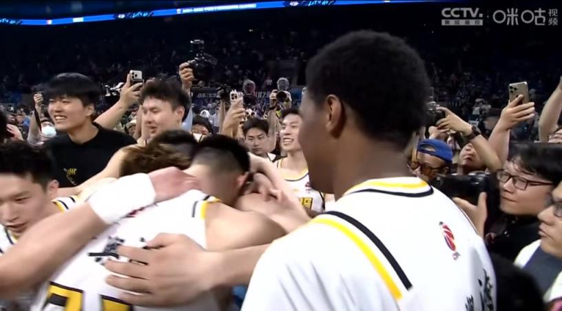 廣廈奪冠瞬間！全隊抱在一團(tuán)！胡金秋朱俊龍等球員喜極而泣！