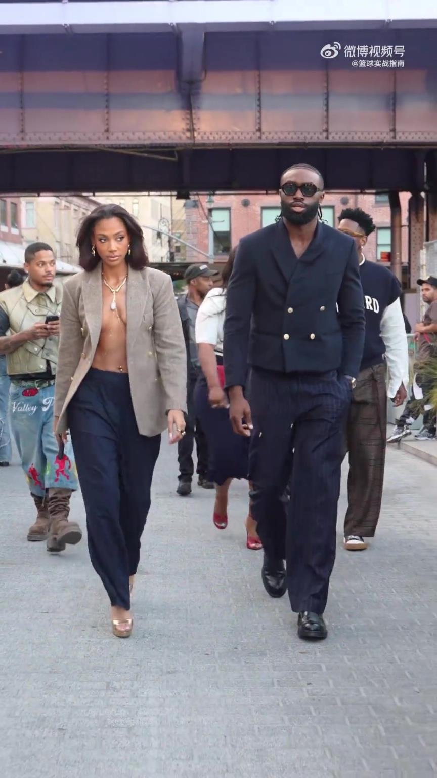 布朗此前和女友逛街,對(duì)象居然真空上陣