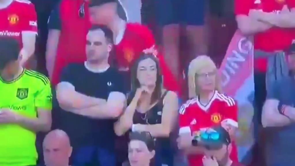 曼聯(lián)球迷需要氧氣瓶！現(xiàn)場直拍范德文對陣曼聯(lián)的史詩級門線解圍！