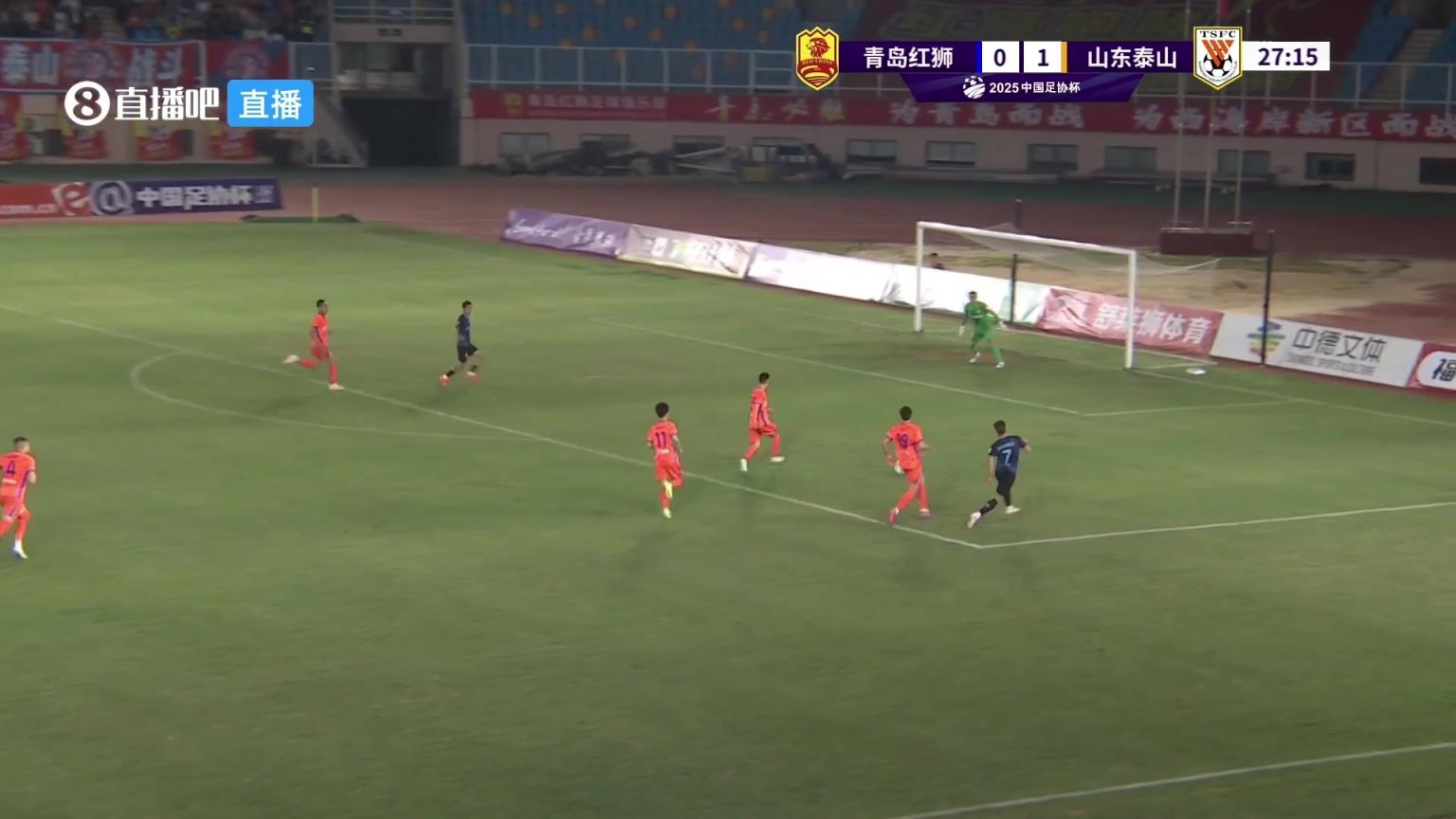 王大雷后場逆天犯規送任意球，這球就不能早點送出去嘛